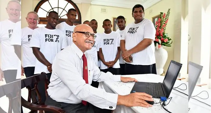 President Major General (Ret’d) Jioji Konrote registers his support on Fiji 7s bid online while Fiji Rugby Union chief executive officer (standing-right) John O’Connor, FRU Commercial Managment manager Brian Thorburn and members of the Fiji Airways Fijian 7s extended training squad at Borron House, Suva on February 26, 2018. Photo: Nacanieli Tuilevuka