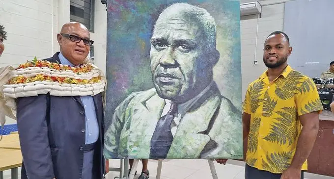From left: Fiji National University Deputy Chancellor Semesa Karavaki with artist Lino Lionel Colatiniyara after unveiling Ratu Sukuna’s potrait at the Ratu Sukuna Day Art Exhibition at Nasinu Campus on May 24, 2023. Photo: Laiseana Nasiga