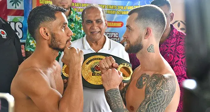From left: Winston Hill faces Lachlan O’Shea during the weigh-in at Nair’s Dais in Nadi on October 25, 2024, while South Pacific Boxing Promotions director Mohammed Shameem looks on October. Photo: Waisea Nasokia