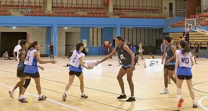 Fiji men’s netball goalshooter Semesa Wainidroa (GS) defends against Singapore centre during their training match at the Vodafone Arena on May 31, 2022. Fiji men’s won 62-29. The men’s national team will be training match partners for the Fijian Pearls. Photo: Netball Fiji