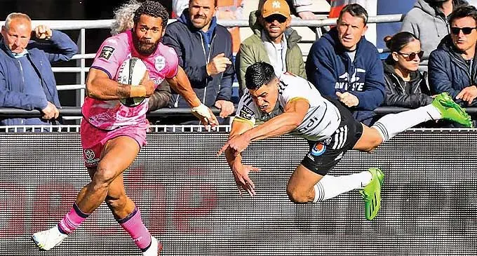 Stade Francais winger Peniasi Dakuwaqa dances away from the opposition with possession on hand. Photo: Top14 Media