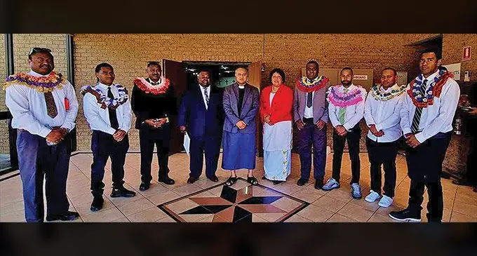 Ko iratou na noda gone ni Viti ena siga ni nodra taurivola mai Ositerelia ena macawa oqo me ra cakacaka ena tabana ni boko buka mai Swan Hill, Vikitoria mai Malevani