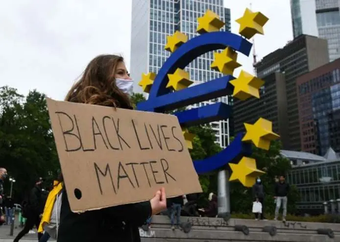 People take part in a protest over the death of George Floyd in Frankfurt, Germany, June 5, 2020. (Xinhua/Lu Yang)