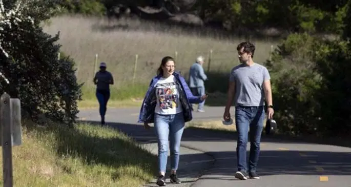 People walks along a trail at a park in San Mateo County, San Francisco Bay Area, the United States, May 4, 2020. (Photo by Li Jianguo/Xinhua)