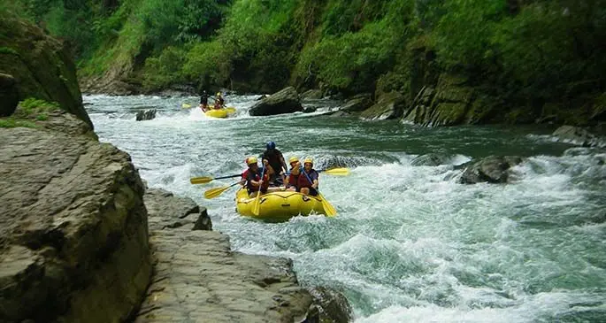 Whitewater rafting along the upper Navua river with Rivers Fiji.