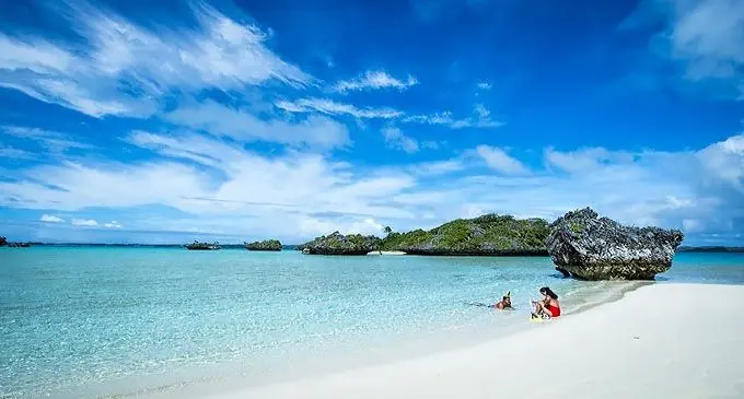 A beachfront on Kabara Island in the Lau group. source: www.seabedsfiji.com/cruises/lau-kadavu-discovery-cruise-11-nights/