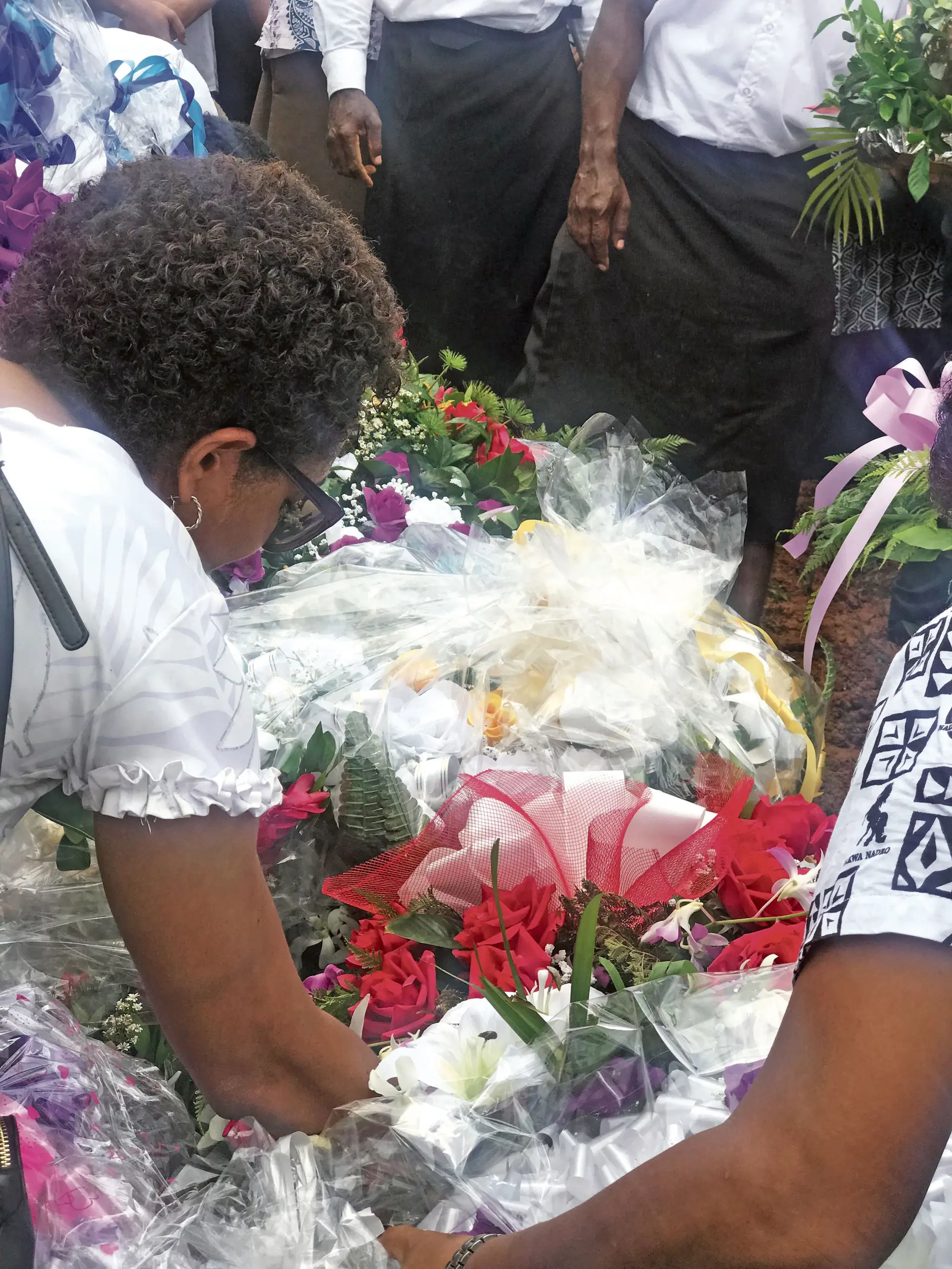 Alisi Lutu laying the wreath on her late sister Merelesita Lutu's grave on March 9, 2018. Photo: Fonua Talei