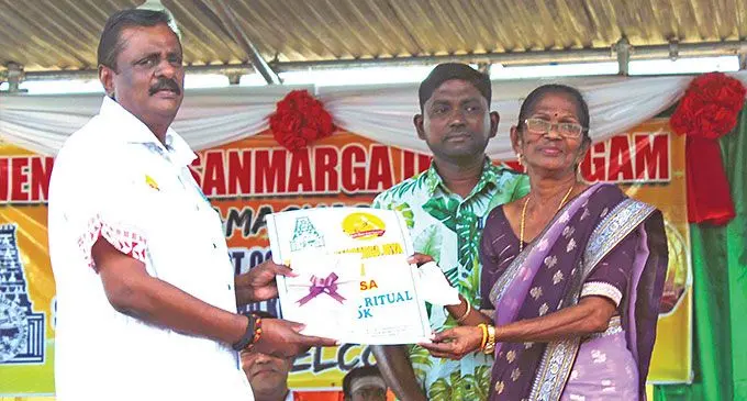 Then India Sanmarga Ikya (TISI) national president Praveen Kumar (left), with late Chalmaiya Chetty’s wife and son, Keswan Chetty (in the middle) during the book launch in Labasa on August 2, 2024. Photo: Sampras Anand