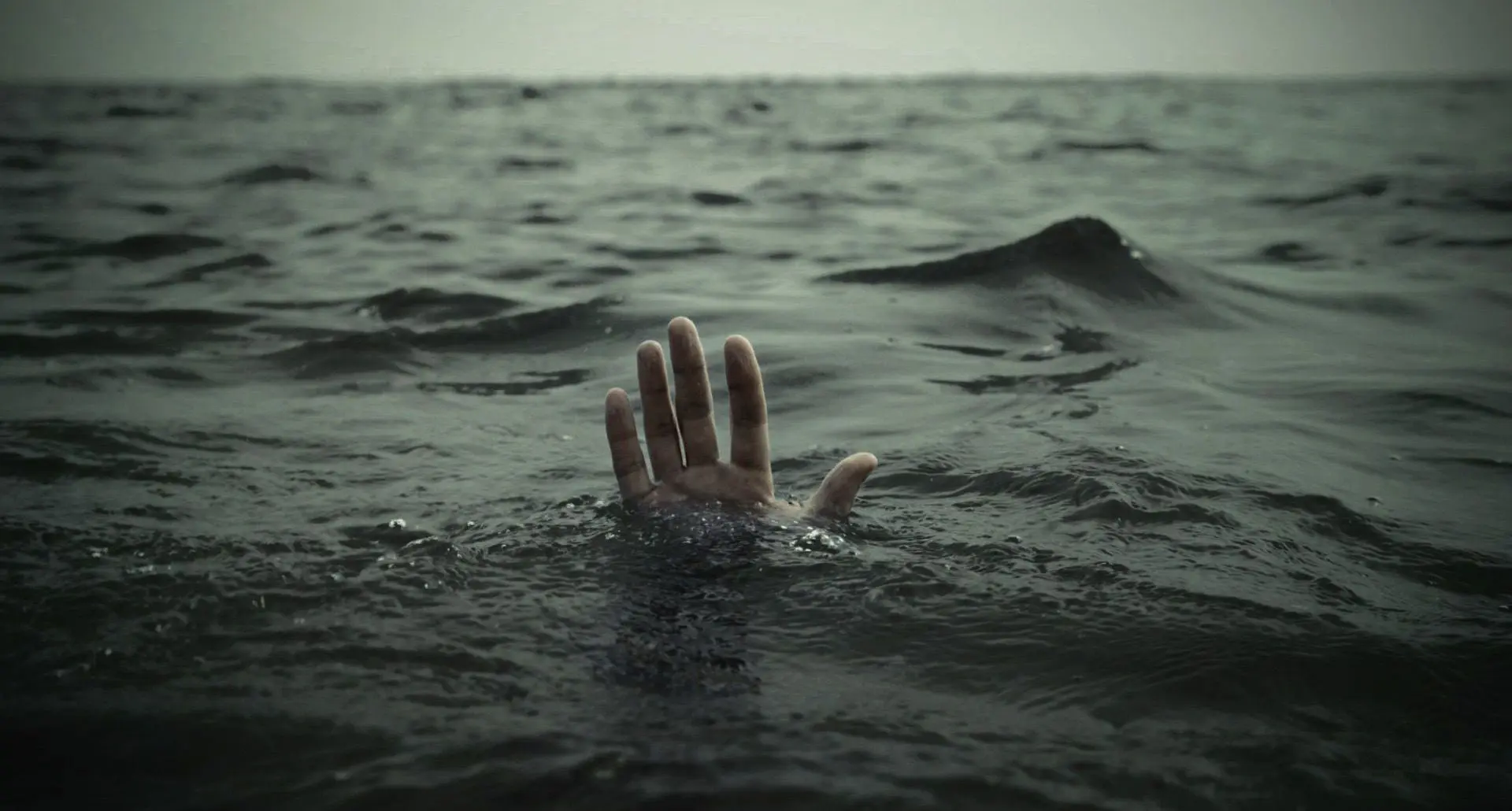 Hands-Drowning-Sea