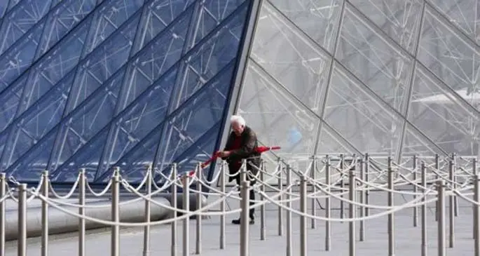 File photo taken on March 11, 2019 shows a man standing in front of the Louvre Museum in Paris, France. The Louvre Museum was shut down on March 1 due to the spreading coronavirus epidemic. (Xinhua/Gao Jing)