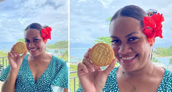 Fijian friend Tina presenting her self-made mooncake - Blooming Flowers and Full Moon