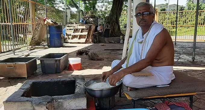 Laxmi Narayan Mandir head priest Jayendra Kumar Sashtri conducting Ram Naumi prayer rituals on March 25, 2020. Photo: Shreeya Verma