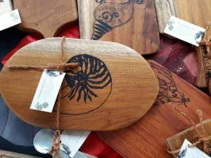 Kavara Woodart makes wooden kitchen accessories, which include cheese platters, serving platters, cutting boards, placemats, personalised plaques, coasters and table runners