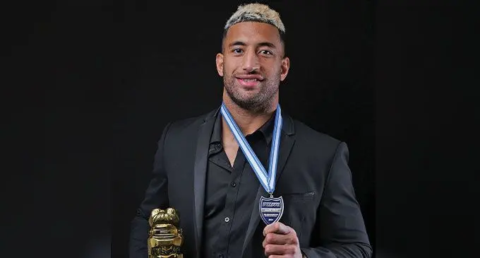 Viliame Kikau with the Dr George Peponis Medal.