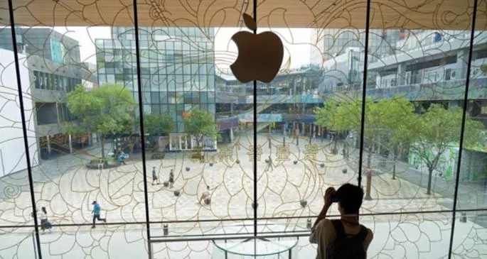 A journalist takes photos during a preview activity at the new Apple retail store in Sanlitun of Beijing, capital of China, July 16, 2020. (Xinhua/Cai Yang)
