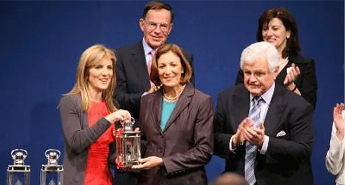 Justice Brunner receiving the John F Kennedy Profile in Courage Award in 2008 for her service as Ohio's first female Secretary of State from 2007 to 2011