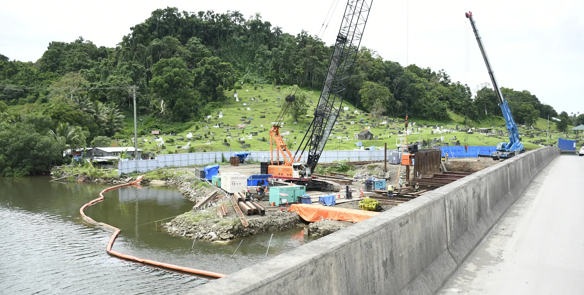 Tamavua-i-Wai bridge in Walu Bay under construction.
