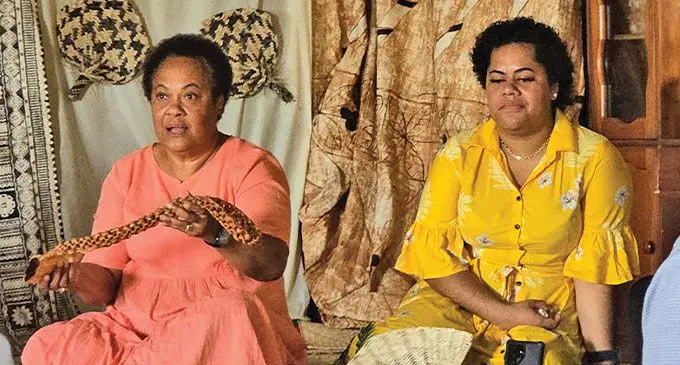 Era a ciqoma nai soro ni mataivalu ko Radini Levuka, o Adi Varanisese Cakobau, (matau). E a toka tikivi koya na luvena, ko Adi Salote Cakobau, ena yanuyanu o Bau ena ika 19 ni Veverueri, 2025. Veitaba: Beranadeta Nagatalevu