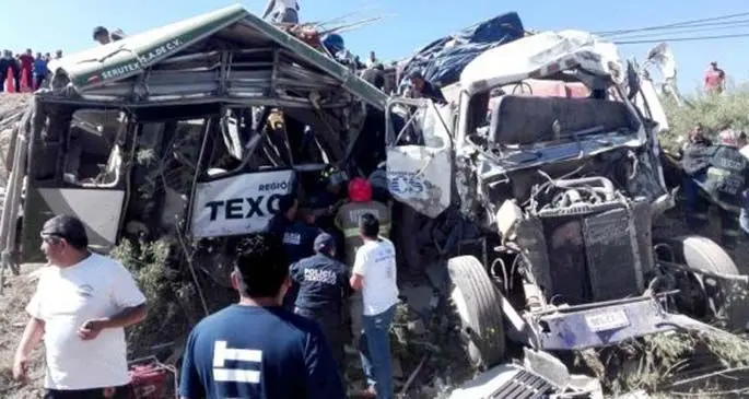 Rescuers work at the site of an road accident in the town of Tepetlaoxtoc, in central Mexico State, Mexico, on June 2, 2018. (Xinhua/Fernando Ramirez)
