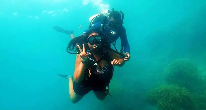Mele Raturaga trys out the PADI Discover Scuba Diving programme. Ms Raturaga was a guest onboard the Captain Cook Cruises Fiji MV Reef Endeavour, three/four Night Yasawa Islands Cruises from December 28, 2020 to January 2, 2021.