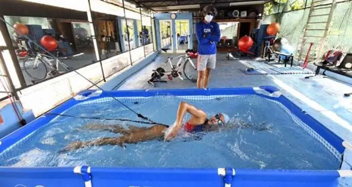 Leslie Amat is training at her home in Havana, the capital of Cuba, May 7, 2020. (Xinhua/Joaquin Hernandez)