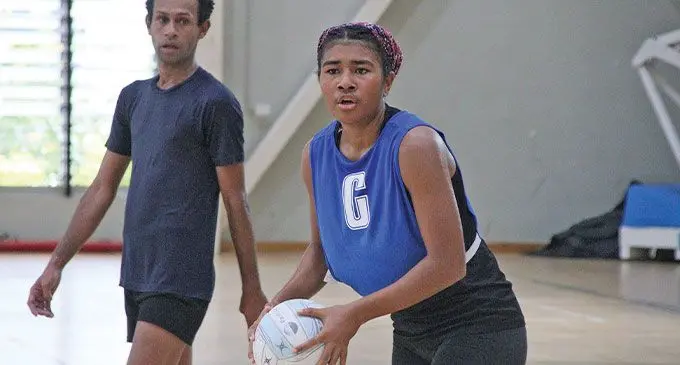Fiji Pearls extended squad member Alisi Neisulu (with ball) looks for support during their scrimmage session against the national men’s team at the Vodafone Arena, Suva on January 25, 2025. Photo: Netball Fiji
