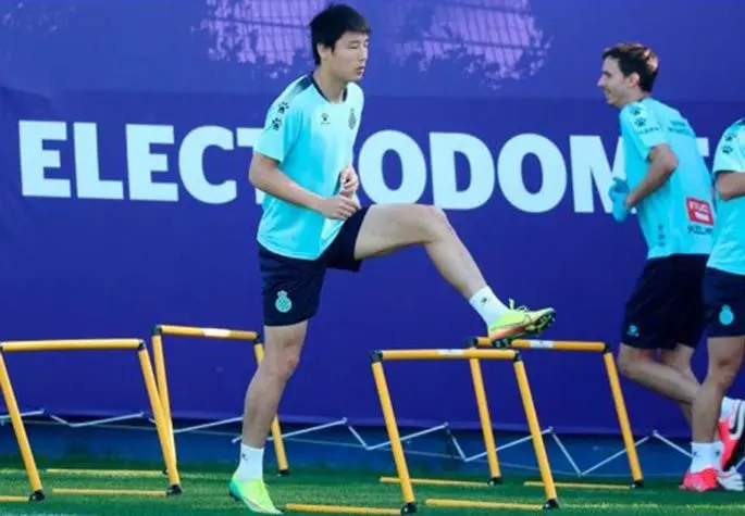 Chinese player Wu Lei (L) of RCD Espanyol attends a training session in Barcelona, Spain, May 18, 2020. (RCD Espanyol/handout via Xinhua)