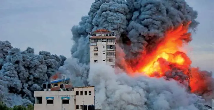 Smoke and flames billow after Israeli forces struck a high-rise tower in Gaza city. Photo: Aljazeera