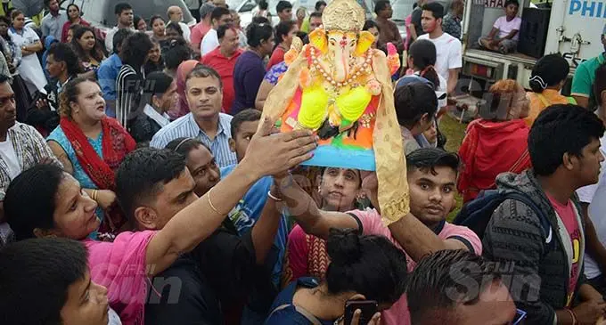 Hundreds of Hindu devotees from Laxmi Narayan Temple during the Ganpati Visarjan (final Lord Ganesh Utsav prayer ritual of farewell of Lord Ganesh idol) at Suva foreshore on September 1, 2020. Photo: Ronald Kumar.