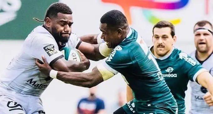 Olympian vs Olympian.... Josua Tuisova (left) tries to fend off Pau winger Aminiasi Tuimaba during their match on September 12, 2021. Photo: Top 14