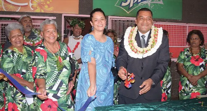 Na Minisita ni Veivakavaletaki Maciu Katamotu kei ira na marama dau volitaki senikau ena makete levu o Suva, ena kena lai dolavi na vanua ni nodra volitaki senikau ena siga Tusiti ni macawa oqo. Veitaba: Ronald Kumar