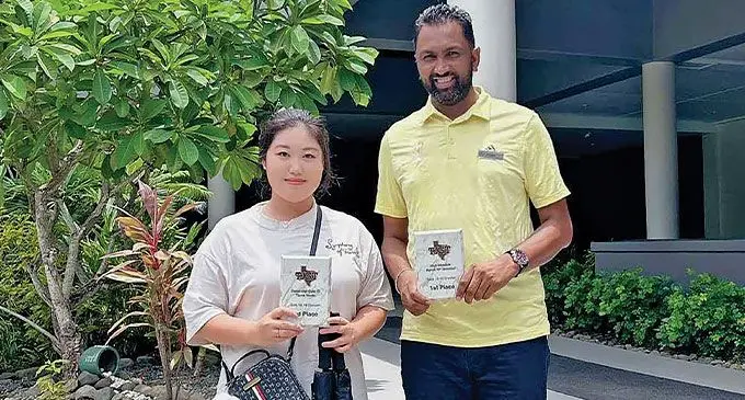 Golf Fiji president Amitesh Chandra (right).