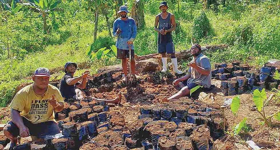 Na itei ni quwawa ka ratou bucina tiko ko Marika Devatawalu kei iratou na nona mata veitacini ni se bera ni ra teivaki ena qele ka ratou lisitaka tiko vakavuvale mai Nadrola, Savusavu. 