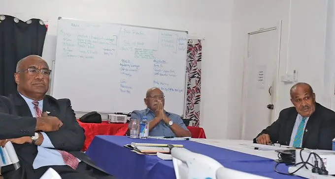 E dabe tiko mai na imawi nai Vukevuke ni liuliu ni Matanitu ko Manoa Kamikamica, Paraiminisita Sitiveni Rabuka kei na Minisita ni Tabacakacaka iTaukei ko Ifereimi Vasu. Veitaba: Minisitiri ni Tabacakacaka iTaukei