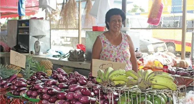 Ko Vilimaina Waqa ena nona teveli ena makete e Korovou ena vualiku kei Tailevu. Veitaba: Simione Haravanua