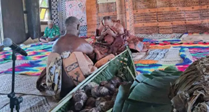 Era sa gunuva tiko na bilo ni vanua na Gone Turaga ko Ratu Marika Bulikula me taura nai tutu vakaturaga na Tui Tabanivono ena koro ko Naduri, Nadroga ena vula sa oti. Vei taba: Tabacakacaka itaukei