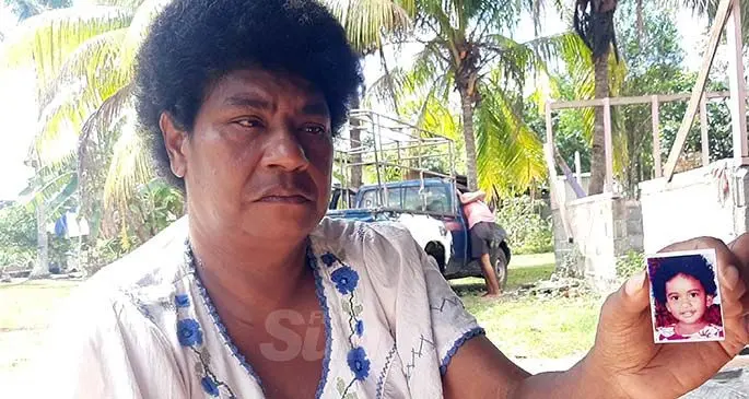 Melaia Kalokalotalei, a close relative Holding the picture of Grace Ranadi Maramanitabua Naisau .