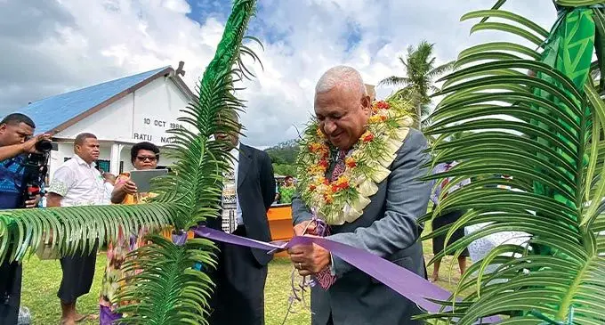 Na liuliu ni Matanitu Voreqe Bainimarama ena nona a laki dolava na wai ni gunu mai Tavuki, Kadavu ni oti na Bose ni Yasana
