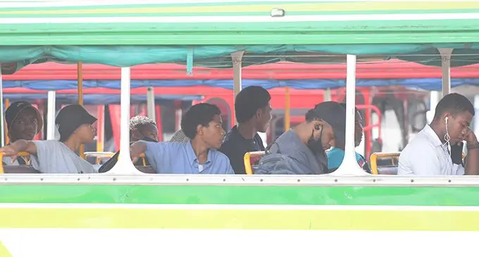People in public transport were either not wearing a mask or wore them improperly on December 7, 2021.  Photo: Ronald Kumar