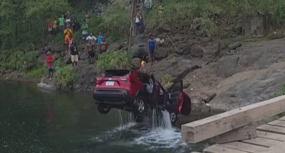 The vehicle that plunged into the Nasivi river is being taken out of the water.