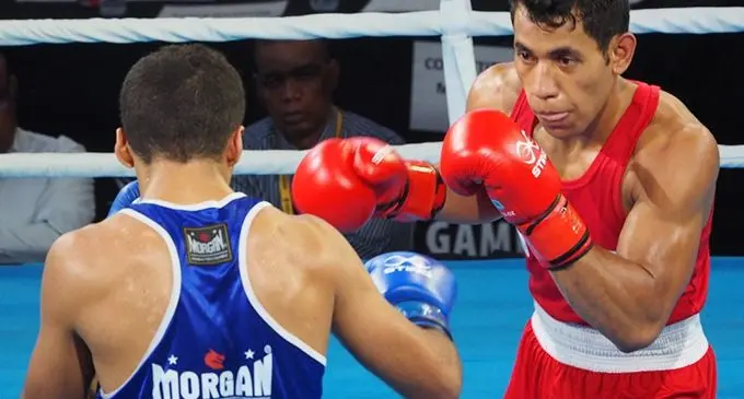 Fiji’s top amateur boxer Winston Hill (red).