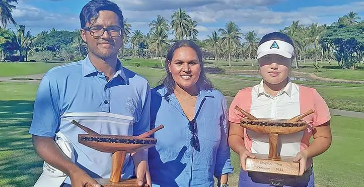 Men’s winner Shakil Pillay, Long Run Fiji/Neritak Supplies director Renita Reddy and women’s winner Bella Cho. Photo: Waisea Nasokia