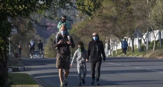 Citizens walk along a street in Johannesburg, South Africa, May 22, 2020. (Xinhua/Chen Cheng)