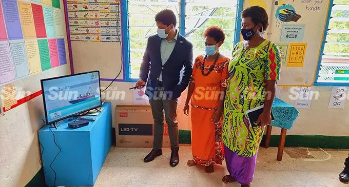 Acting Prime Minister and Attorney General, Aiyaz Sayed-Khaiyum, shows Dawara villagers the different channels accessible on their Walesi platform on February 1, 2022.  Photo: Sampras Anand.