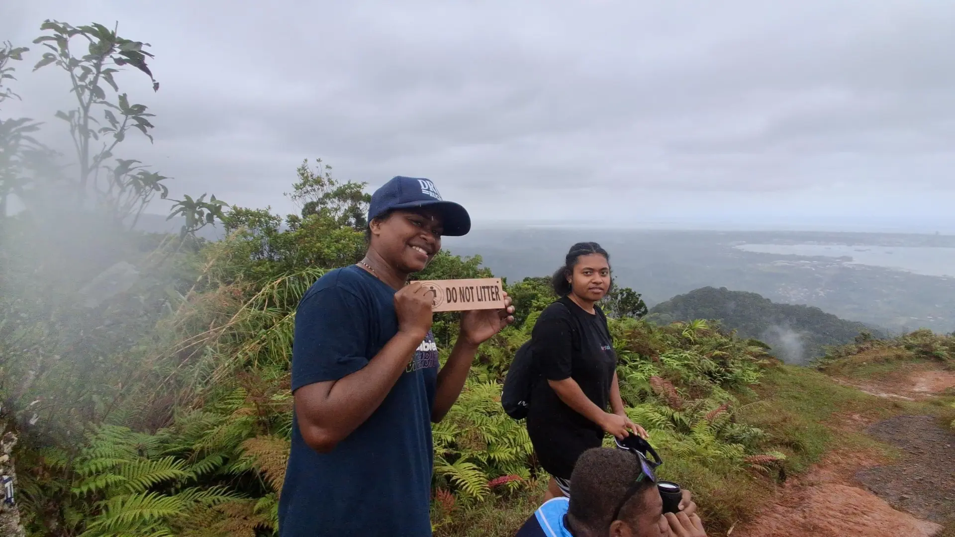 Fourteen graphics students from FNU’s Creative Arts Department climbed Mount Korobaba on September 23 with their cameras to capture light, nature and landscapes as part of their photography studies.