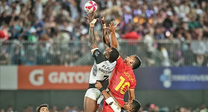 Fiji Airways Fiji men’s rugby sevens utility back Filipe Sauturaga battles for possession during the restart while he is lifted by Kavekini Tanivanuakula against Spain in the Cup final of the 2024/25 HSBC SVNS Dubai 7s on December 1, 2024. Fiji won 10-5 and Sauturaga received the Best Player of the Final award. Photo: AFP