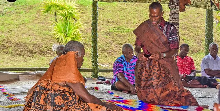 Ko Sitiveni Tabua ka’ra solia na medra bilo ni yaqona vakavanua na Vunivalu na Rokotuibau ko Maikeli Vasole e na ika 22 ni Veverueri, 2025. Veitaba: Lifi Production