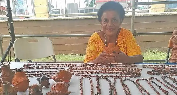 A vakaitavi ko Amelia Lesumai mai na koro o Drekena mai Rewa ena kena vakananumi na Siga ni Vosa ni Vanua e Vuravura. E lai vakaraitaka tiko na nona cakacaka ni liga na taube kei na kuro ka tulia mai ena qele. Na tuli kuro qo e vakavulici koya kina o nona nei ena gauna e se qai vakawati kina.