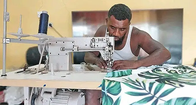 E dabe toka oqori ko Rafaele Raituku Kaloudau ena nona loma ni vale mai Cunningham ka vakayagataka tiko na misini livaliva me cula kina nai sulu me ubi kina na dabebade ni motoka.