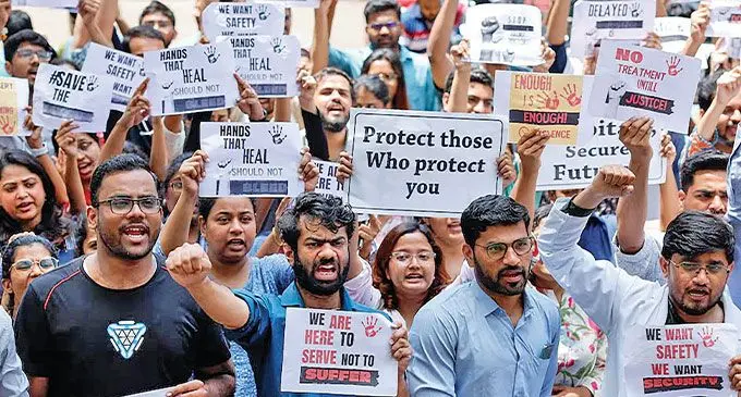 Medical workers protest during a nationwide strike in Mumbai, India on August 17, 2024 . Photo: Reuters